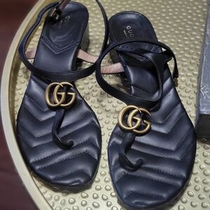Gucci GG Marmont Thong Sandal. Black Matelasse' Chevron - Quilted Leather